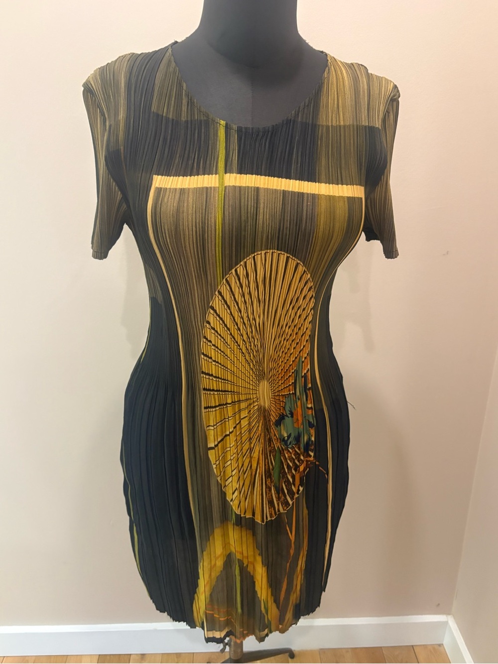 Brand new Yellow and Black Pleated Graphic Dress
